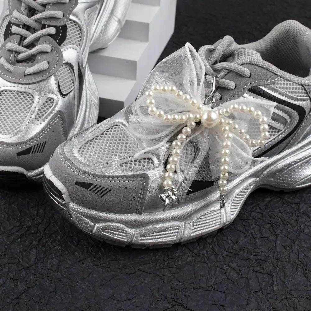 1 ชิ้นรองเท้า Laces Charms สําหรับรองเท้าผ้าใบตกแต่งผ้าไหมริบบิ้น Pearl Bow Shoelaces Charm อุปกรณ์เสริมจี้โลหะรองเท้าตกแต่ง
