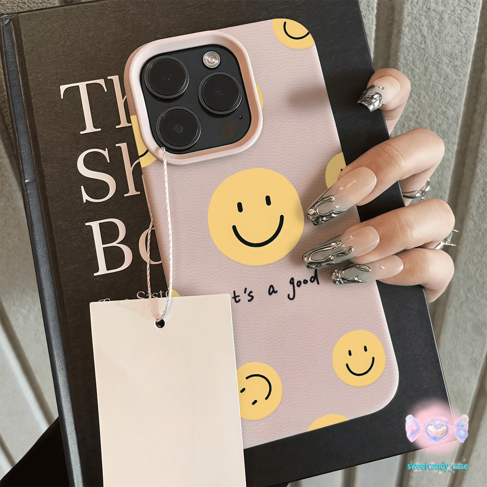 จัดส่งในพื้นที่ เคสเหมือนเปลือกลิ้นจี่ หน้ายิ้มสีเหลือง สําหรับIPhone16 15 14 13 7 8plus Pro Promax XR XS เลือกได้5สี