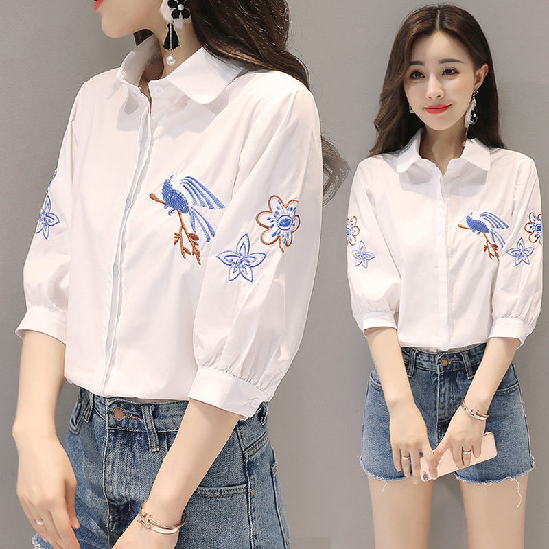เสื้อเชิ้ตผ้าฝ้ายสีขาวแขนสั้นปักลายดอกไม้และนกสไตล์ชนเผ่าฤดูร้อนรุ่นใหม่เสื้อตัวในแขนกลาง