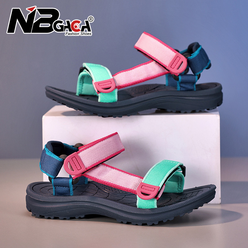 รองเท้าแตะเด็กน้ําหนักเบาสุด 2025 รองเท้าแตะสายรัดสีสันสดใสสําหรับเด็กผู้หญิงสไตล์ใหม่ระบายอากาศได้รองเท้าชายหาดกลางแจ้งชาย