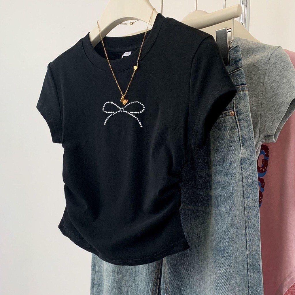 Anata พร้อมส่ง Y2K CROP TOP ครอปรัดรูป เสื้อยืดแขนสั้นคอกลมผู้หญิงสีขาว เสื้อครอปสั้นดัดโบว์เซ็กซี่ ทรงเข้ารู