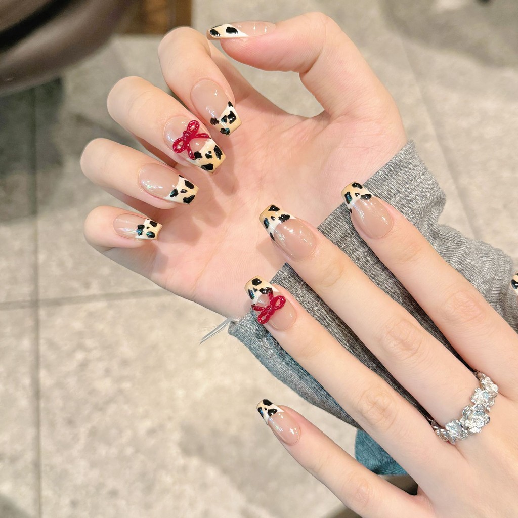 ทําด้วยมือ เสือดาวพิมพ์มือวาดสไตล์ฝรั่งเศสสามมิติโบว์สั้นสี่เหลี่ยมคางหมู/รูปไข่เล็บปลอมด้วยกาวส่องไฟเล็บกดบนเล็บนํามาใช้ใหม่กันน