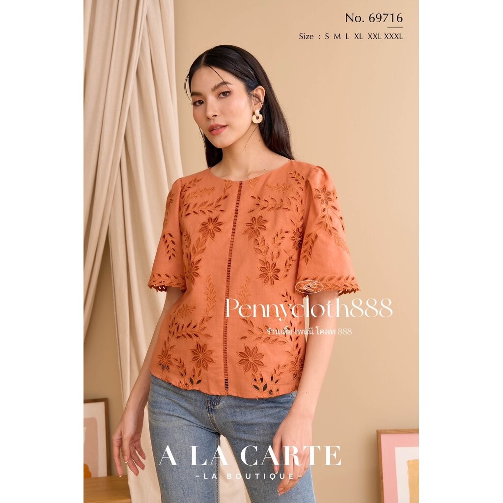 69716 เสื้อลินิน A La Carte เนื้อใยธรรมชาติ งานปักฉลุ ทรงคอปาด แขนสั้นแฟร์ แพทเทิร์น ทรงปกติ ไม่เข้ารูป มีซับในคอตตอน...