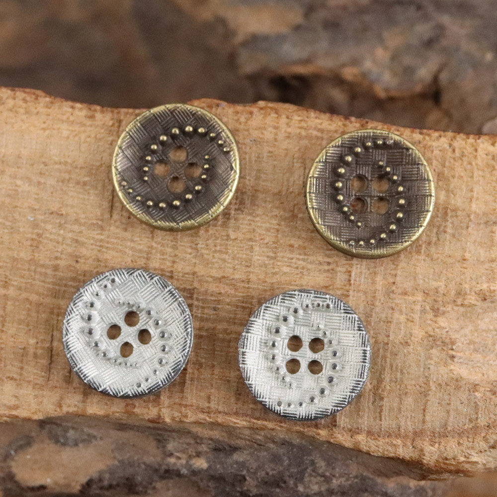 10 ชิ้นวินเทจปุ่มโลหะเว้า 4 หลุมออกแบบหมุนคู่ (12 มม.) สําหรับเสื้อและเสื้อสเวตเตอร์ถัก | กระดุมเสื้อสีบรอนซ์และสีเงินโบราณ - รูปที่ 2