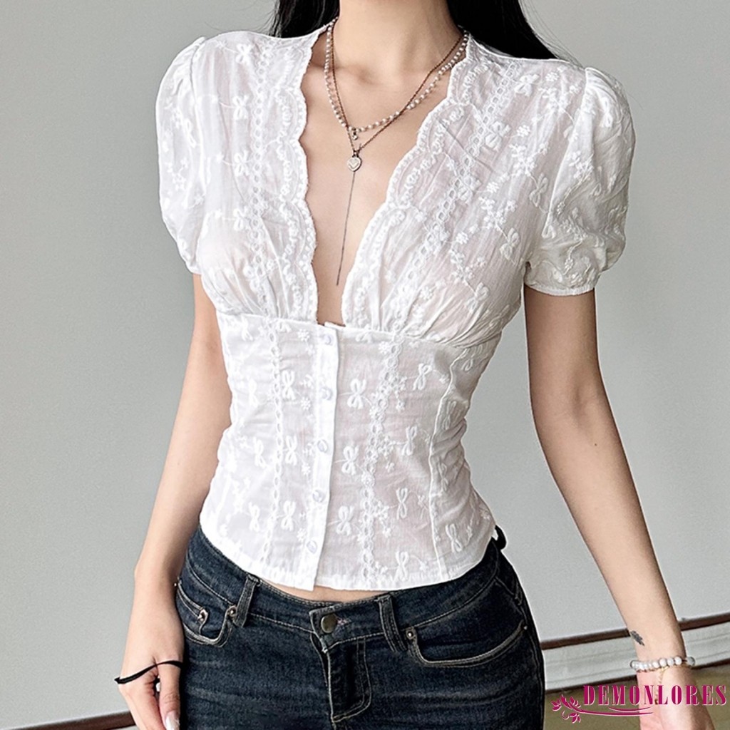 Demonlores-ผู้หญิงลูกไม้เย็บปักถักร้อย Slim Cropped Tops สั้นพัฟแขนลึก V คอปุ่มด้านหน้าตกแต่งเสื้อสเวตเตอร์ถัก - รูปที่ 2