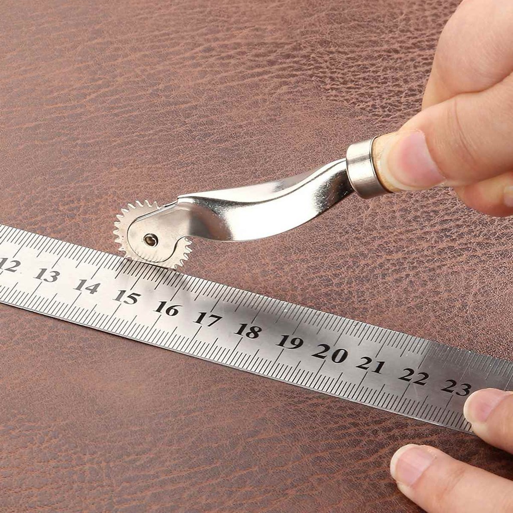 ไม้ประทับใจ, ลูกกลิ้งทําเครื่องหมายเพื่อสร้างรูด้วยผ้าหนังเพื่อทําเครื่องหมายปุ่ม, เครื่องมือเย็บผ้า