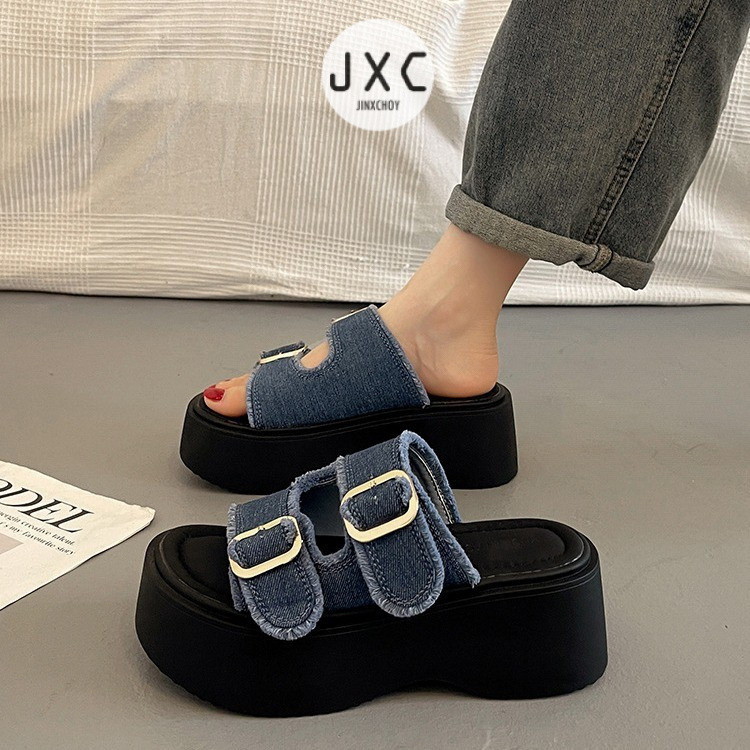 JINxCHOY รองเท้าแตะผ้าใบผ้ายีนส์หัวกลมสไตล์เกาหลีพื้นหนาสำหรับผู้หญิงรองเท้าแตะแฟชั่นส้นสูงแบบลำลองและรองเท้าแตะสำหรับฤดูใบไม้ผลิและฤดูร้อนใหม่ขายส่งโรงงาน