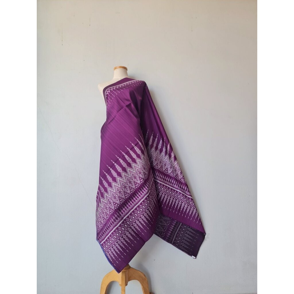 ซิ่น ผ้าไหมมัดหมี่ 3ตะกอ ขนาด 1x2เมตร ลายเชิงล่าง พื้นสีม่วง รหัส R2Q-119-MM3H35