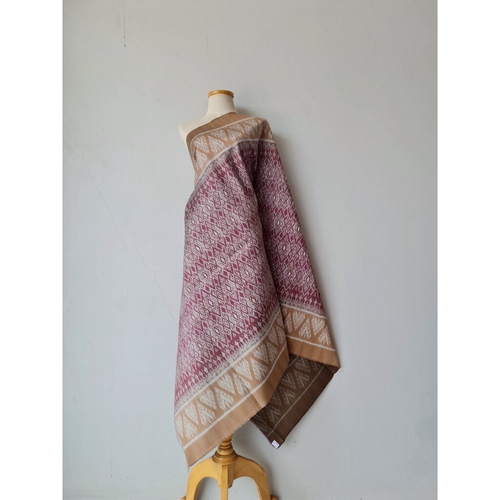 ซิ่น ผ้าไหมมัดหมี่ 3ตะกอ ขนาด 1x2เมตร พื้นสีน้ำตาล ท้องผ้าสีแดง รหัส R2Q-119-MM3F49