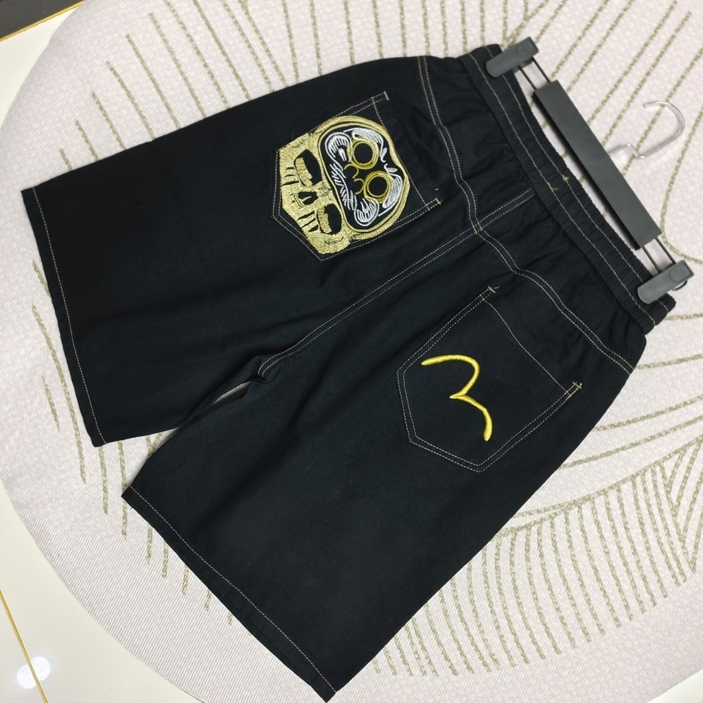 ขาสั้นยีนส์ผู้ชายแบบหลวมที่มีการปักลายใหม่จาก Evisu