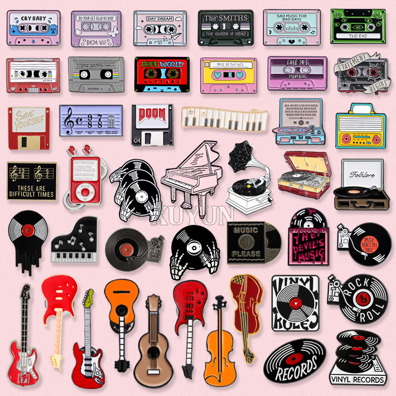 85รูปแบบสร้างสรรค์เครื่องดนตรีปกเข็มกลัดกีตาร์เปียโนเทปเคลือบ เข็มหมุด เทปบันทึกโลหะตรากระเป๋าเป้สะพายหลังอุปกรณ์เครื่องประดับของขวัญส