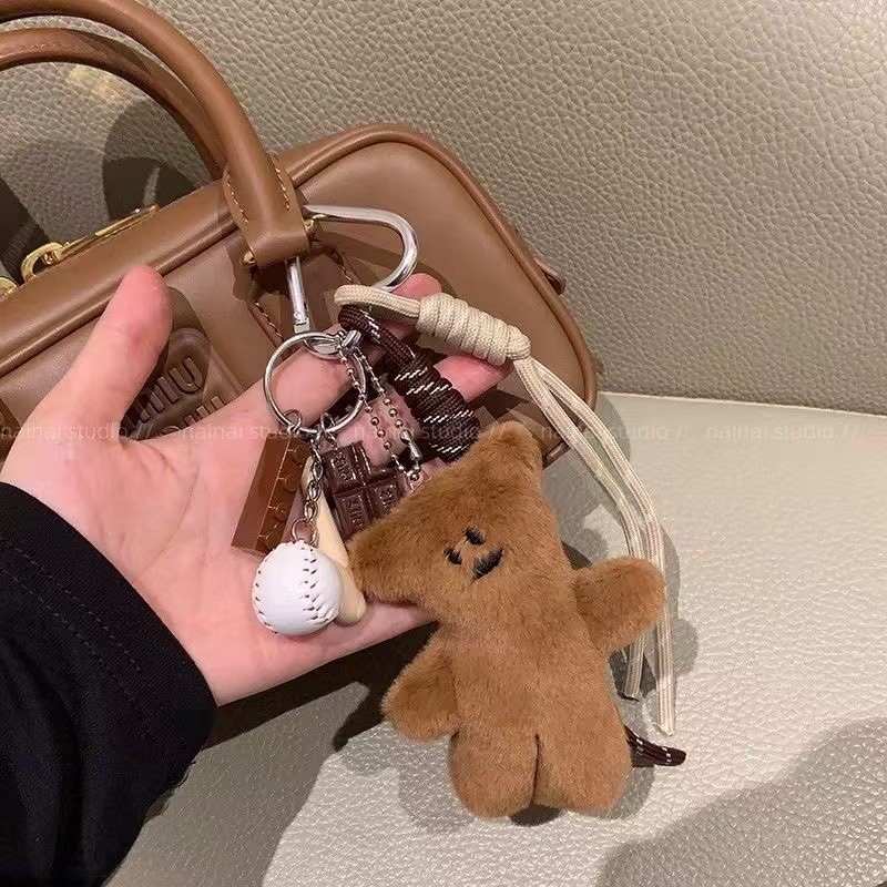 ตุ๊กตาหมีน้อยสีน้ำตาลกระเป๋าจี้เบสบอล Keyfob เชือกถักมือ keychain พวงกุญแจ หมีเนย ของเล่นกวนๆ ห้อยกระเป๋า สามารถแขวนบนกระเป๋า miumiu/กระเป๋าหนัง/โทรศัพท์มือถือ/ของตกแต่งภายในรถยนต์/กุญแจรถ/stand oil post bag
