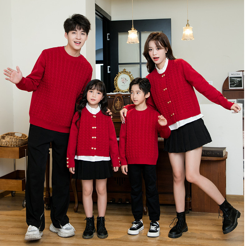 ฤดูใบไม้ร่วงฤดูหนาวพ่อแม่และลูกสวมเสื้อกันหนาวสีแดง, เสื้อสวมหัวคอกลมผู้ชาย, คาร์ดิแกนผู้หญิง, เด็กสวมคู่สวมครอบครั