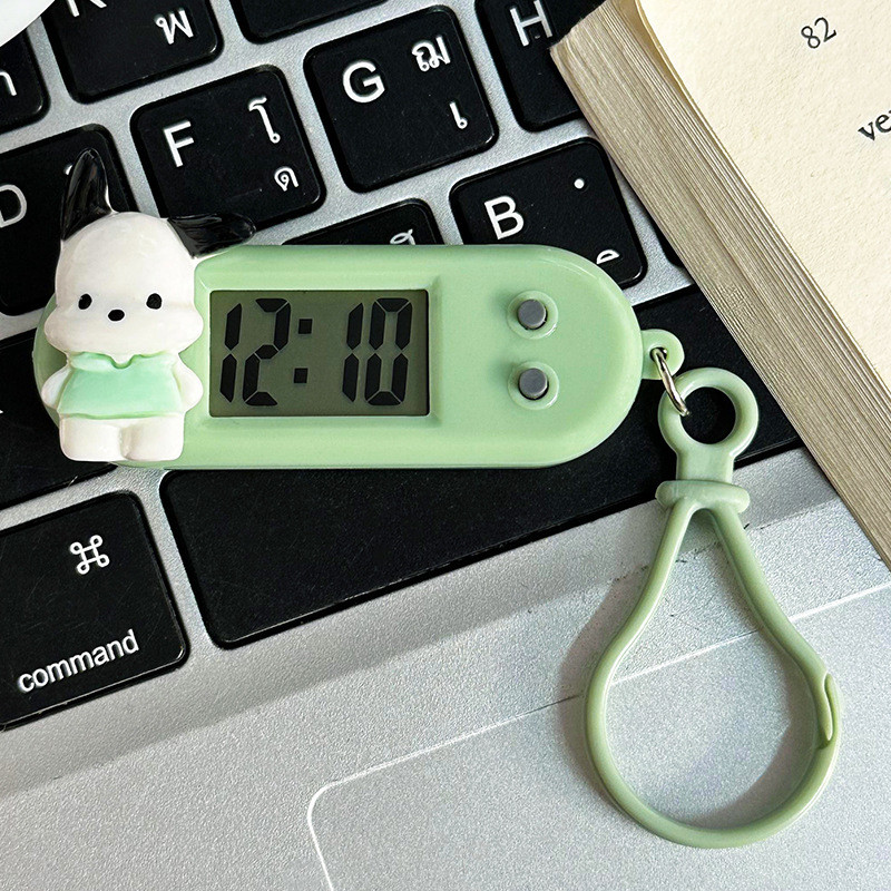 SANRIO ซานริโอ นาฬิกาอิเล็กทรอนิกส์ จี้กุญแจ มินิแบบพกพาดิจิตอลอิเล็กทรอนิกส์สอบนาฬิกานักเรียนสก์ท็อปแขวนนาฬิกาเครื่องเขียน