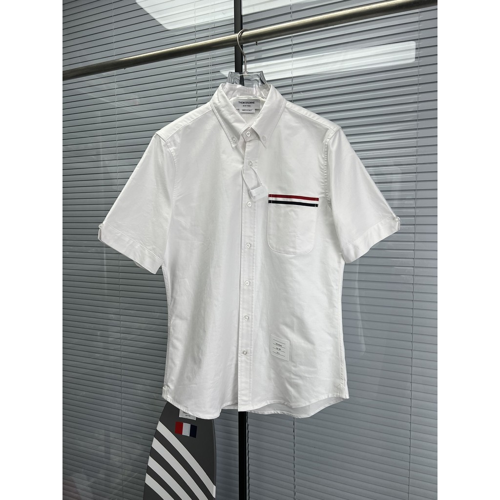 Thom browne เสื้อคอปกลายแขนสั้นกระเป๋าหน้าอกแบบเดียวกับผู้ชายและผู้หญิงในฤดูร้อน