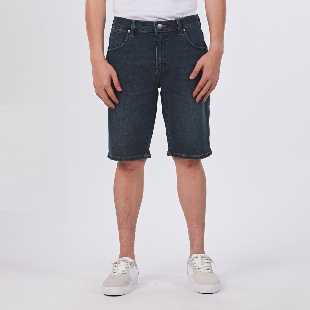 WRANGLER กางเกงขาสั้นผู้ชาย คอลเลคชั่น Wrangler Keeps You Cool เอวกลาง ทรงตรง รุ่น WR S324MSHON23 สียีนส์กลาง