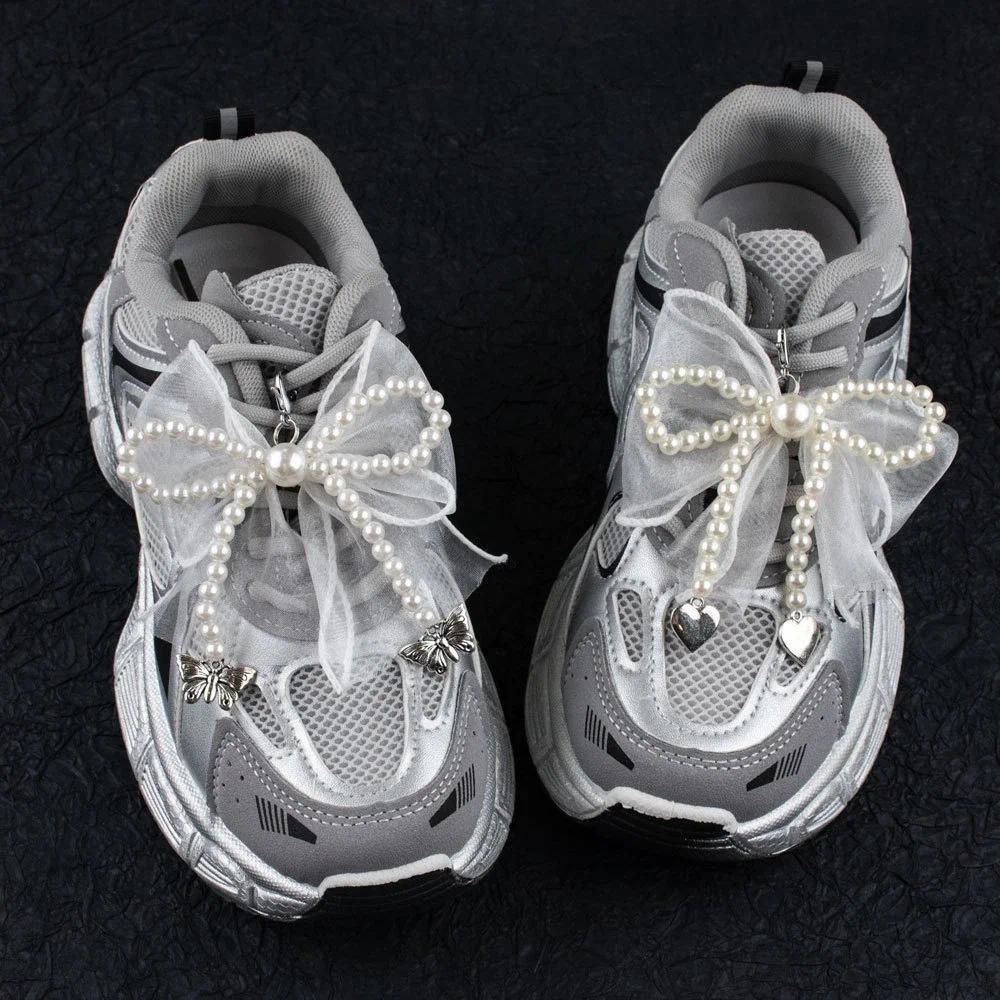 1 ชิ้นรองเท้า Laces Charms สําหรับรองเท้าผ้าใบตกแต่งผ้าไหมริบบิ้น Pearl Bow Shoelaces Charm อุปกรณ์เสริมจี้โลหะรองเท้าตกแต่ง