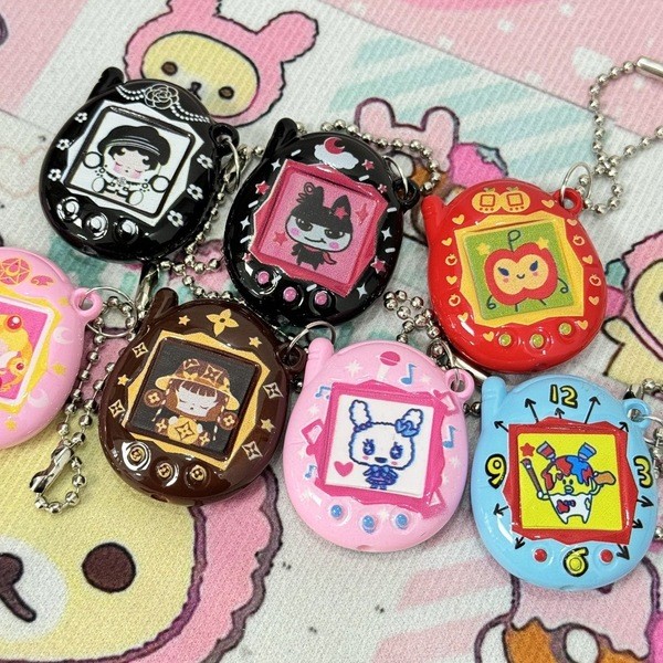Steve น่ารัก Retro Tamagotchi จี้คอนโซลเกมขนาดเล็กหมีคู่กระเป๋าจี้พวงกุญแจ