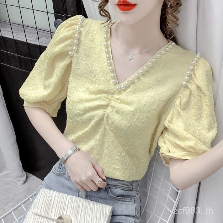 เสื้อชีฟองลายนูนลูกปัดคอวีสำหรับผู้หญิงเสื้อตัวเล็กเสื้อแขนสั้นทรงหลวมใส่แล้วดูผอมมีฟองแฟชั่นแมทช์ลุคง่ายแบบใหม่ฤดูร้อน