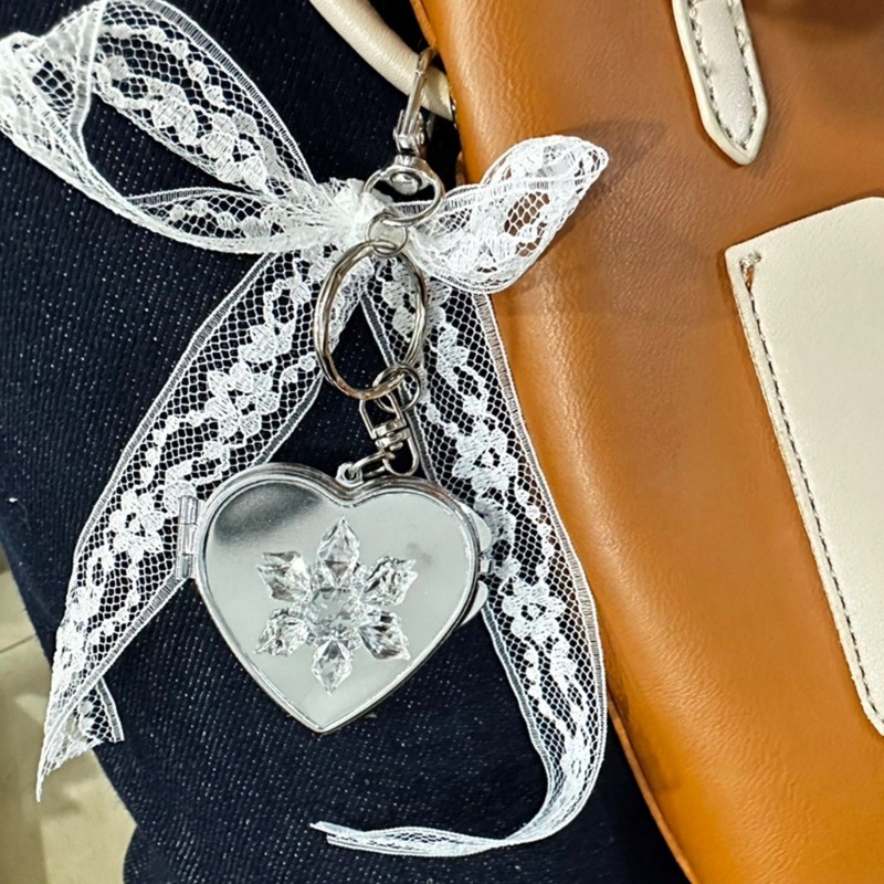 หัว แบบพกพาเกล็ดหิมะลูกไม้หัวใจกระจกจี้พวงกุญแจเสน่ห์ที่มีการออกแบบโซ่สําหรับพกพาง่ายและแต่งหน้าประจําวัน - รูปที่ 2