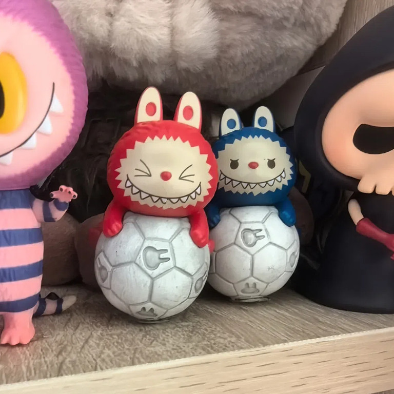 [UK Limited] Labubu Football Cute Particles Labubu Holding Football Doll Popmart Merchanded No Box B