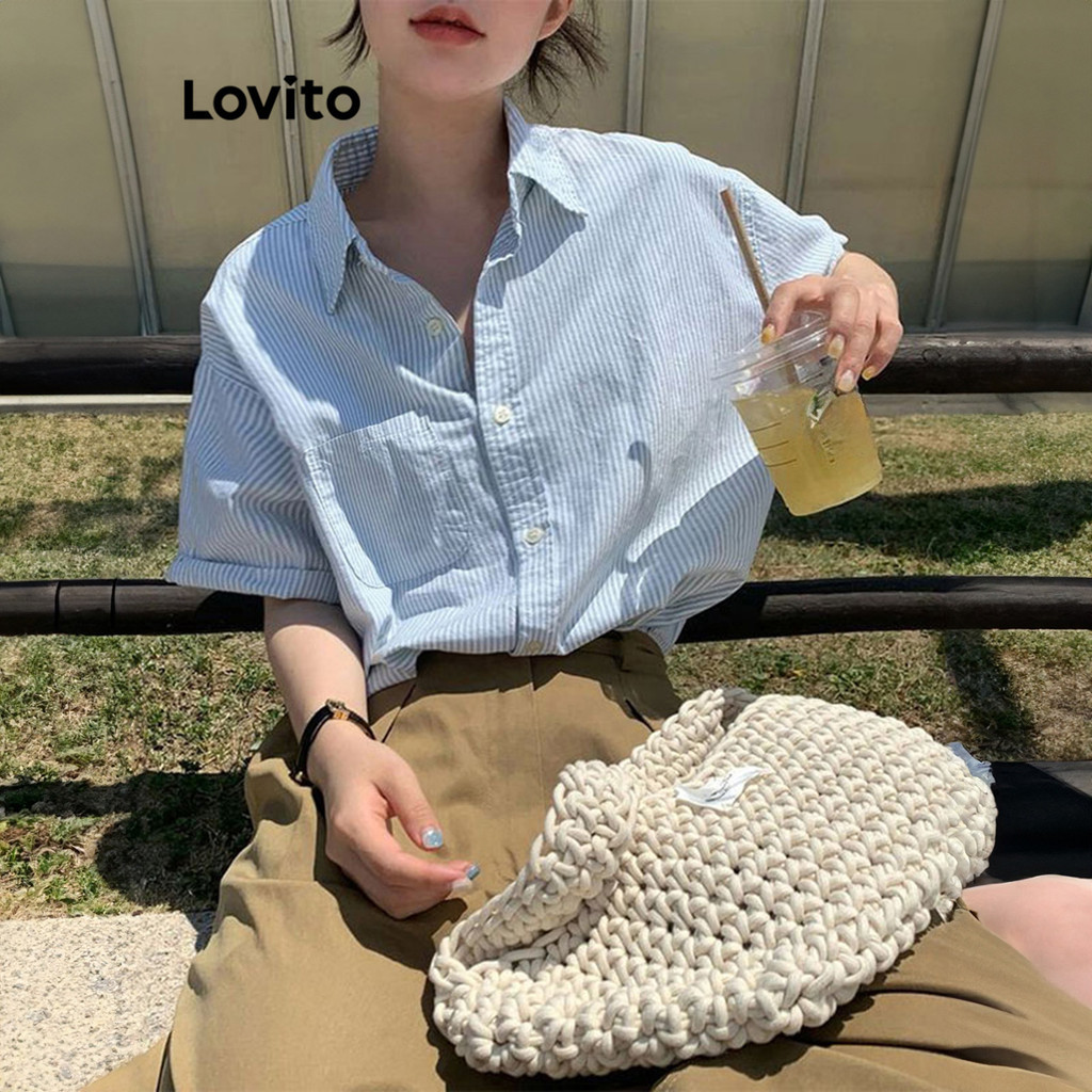 Lovito เสื้อเบลาส์ พิมพ์ลาย มีกระเป๋า กระดุมหน้า ลายทาง สไตล์ลำลอง สำหรับผู้หญิง LNE16225 (สีน้ำเงิน)