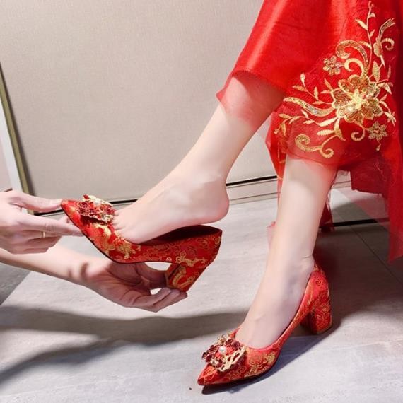 [ใช่] รองเท้าแต่งงานผู้หญิงรองเท้าเจ้าสาวส้นหนาจีนสีแดงรองเท้าแต่งงานกริชส้นผู้หญิงรองเท้าหญิงตั้งครรภ์ส้นต่ํา ซิวเหอ รองเท้า IRFG