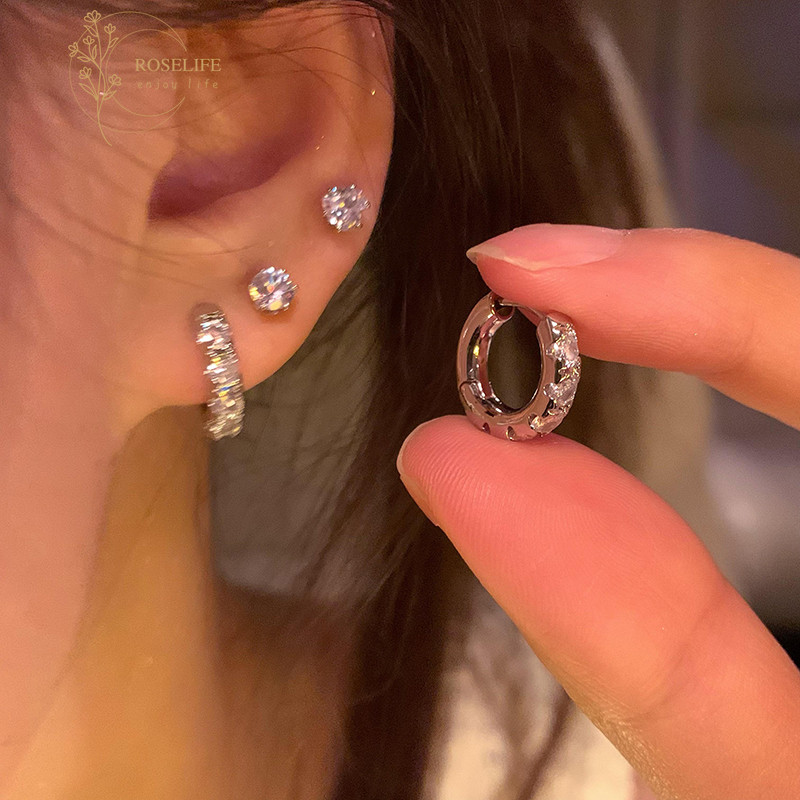 Roselife 4PCs เงิน Shining คริสตัลวงกลม Hoop ต่างหูชุดสําหรับผู้หญิงสาว Pierced หู Studs ชุดเครื่องประดับ