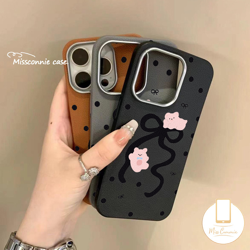 น่ารักหมี Bow Dotted ผิวรู้สึกสําหรับ IPhone 11 13 16 14 15 12 Pro Max XR X XS Max 13 12 15 16 Pro 14 15 16 Plus Luxury 2 In 1 กรอบโลหะหนังฝาครอบเนื้อ