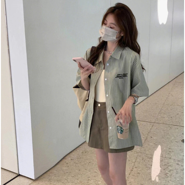 ญี่ปุ่นย้อนยุคสไตล์ฮ่องกงเสื้อเชิ้ตลําลองสไตล์ขี้เกียจหลวมสไตล์ใหม่