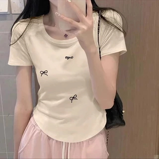เสื้อทีสำหรับผู้หญิง เสื้อแขนสั้นแบบพื้นที่ไหล่ รอยพับเพื่อทำให้รูปร่างเอวเรียบง่าย ลายน่ารักและหวาน