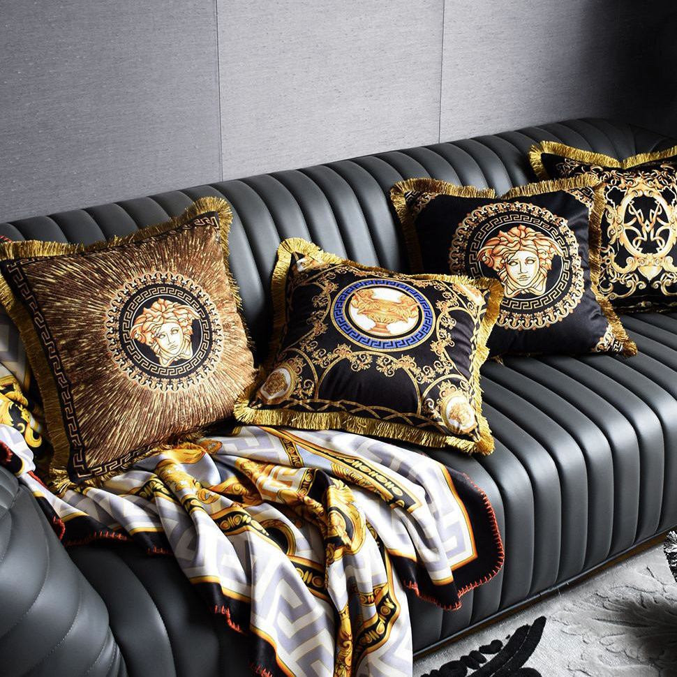 ปลอกหมอนโซฟาสไตล์ยุโรป Versace หรูหรา กำมะหยี่คุณภาพสูง พิมพ์ลายสองด้าน มีพู่สำหรับห้องนั่งเล่นและโรงแรม