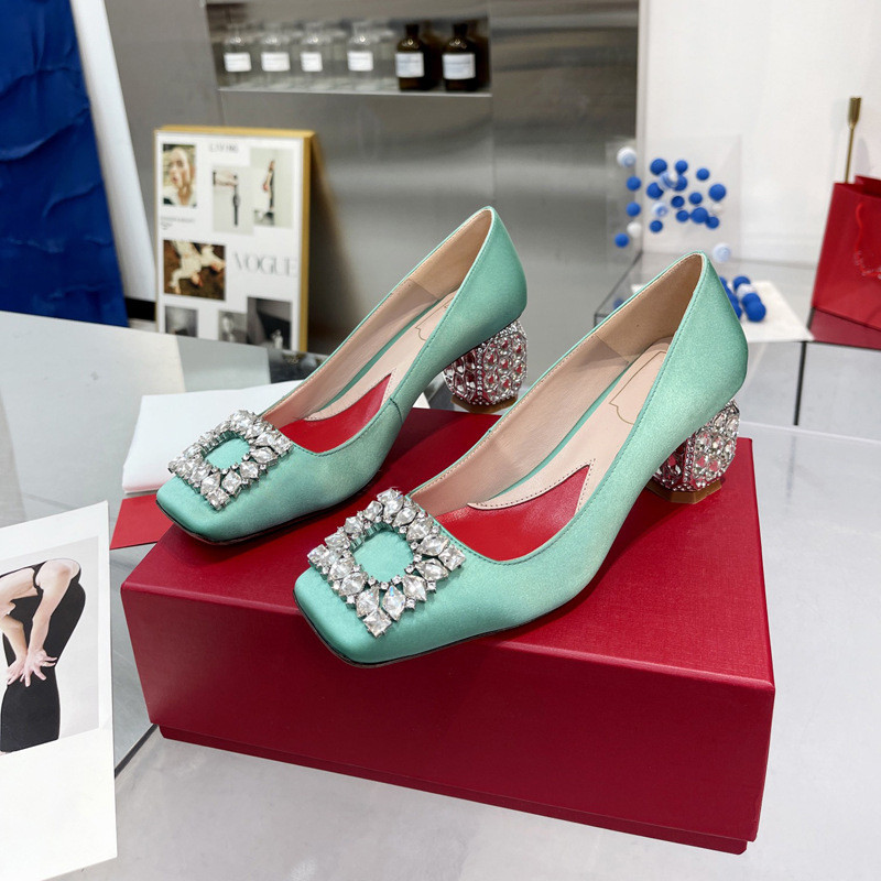 Roger Vivier รองเท้าส้นสูงผ้าไหมพลอยเทียม