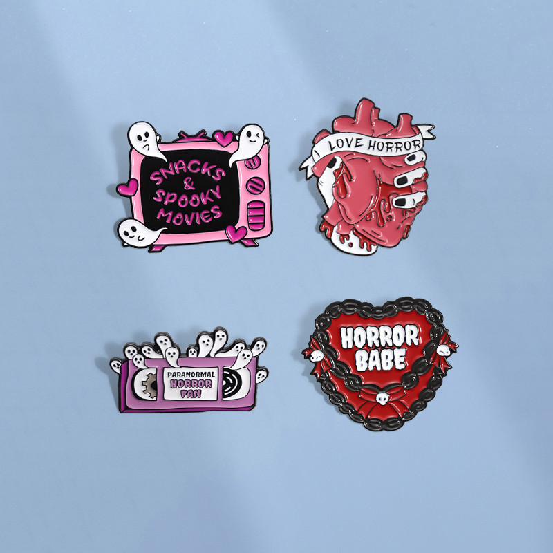 ฮาโลวีนสยองขวัญ Spooky Boo Pins เข็มกลัด Punk เทปทีวีหัวใจเข็มกลัดป้ายปก Pin Gothic เครื่องประดับของขวัญสําหรับเพื่อน