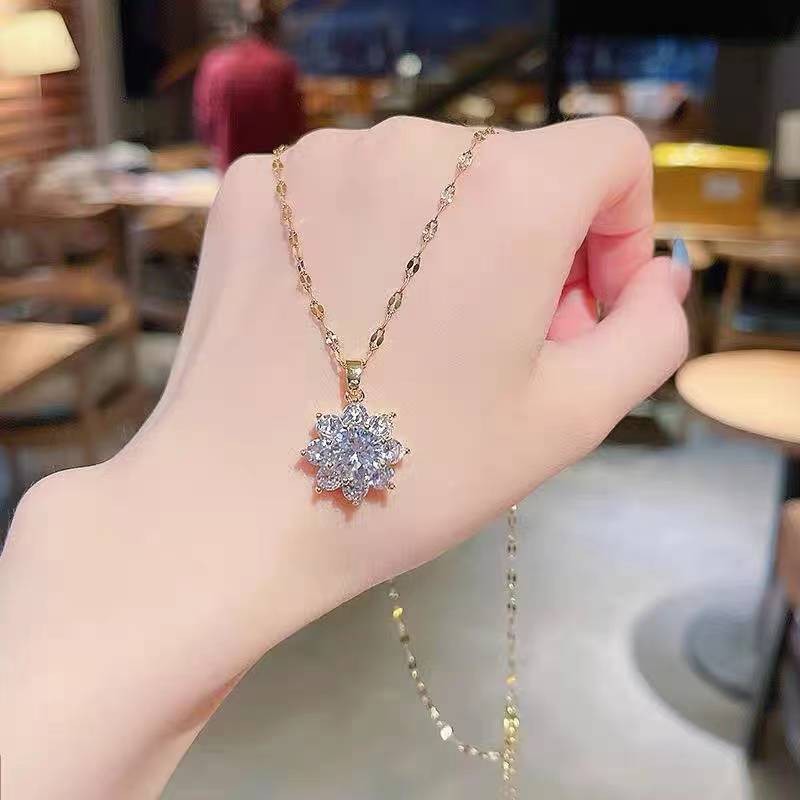สร้อยคอเหล็กไทเทเนียม18K สร้อยคอจี้เพทายดอกทานตะวันชุบทองสร้อยคอสร้อยคอไหปลาร้าใหม่แฟชั่นอินเทรนด์ของขวัญหรูหราเบาๆ