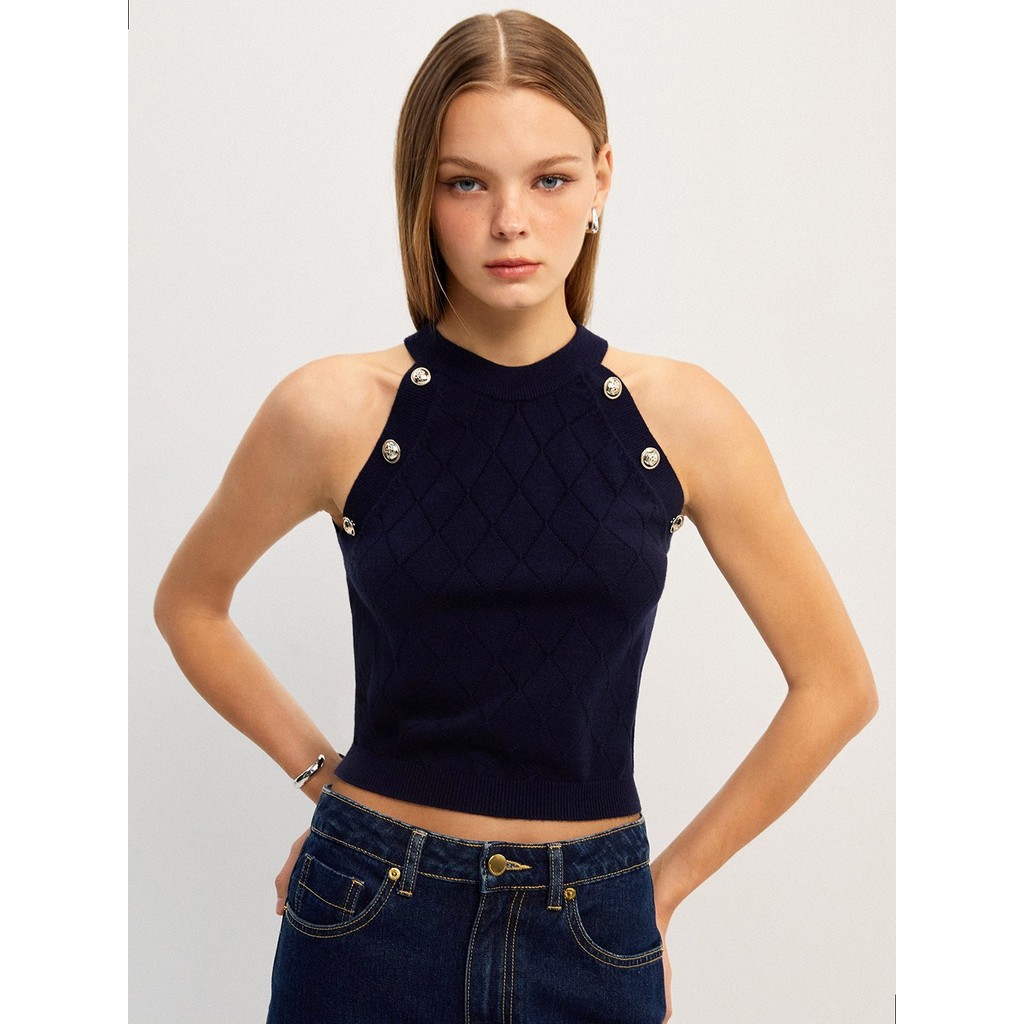 [Pomelo] เสื้อครอปผ้าไหมพรมมาพร้อมดีเทลกระดุม / Buttoned Knitted Crop Top