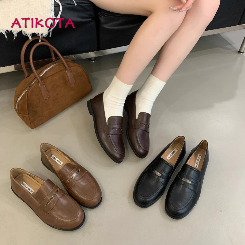 Atikota ติ๊ก สุภาพสตรีรองเท้าไม่มีส้นใหม่ที่เรียบง่ายสบายๆย้อนยุคหนังนิ่มรอบนิ้วเท้าสบายรองเท้าเดียว