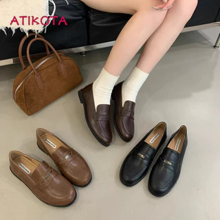 Atikota ติ๊ก สุภาพสตรีรองเท้าไม่มีส้นใหม่ที่เรียบง่ายสบายๆย้อนยุคหนังนิ่มรอบนิ้วเท้าสบายรองเท้าเดียว