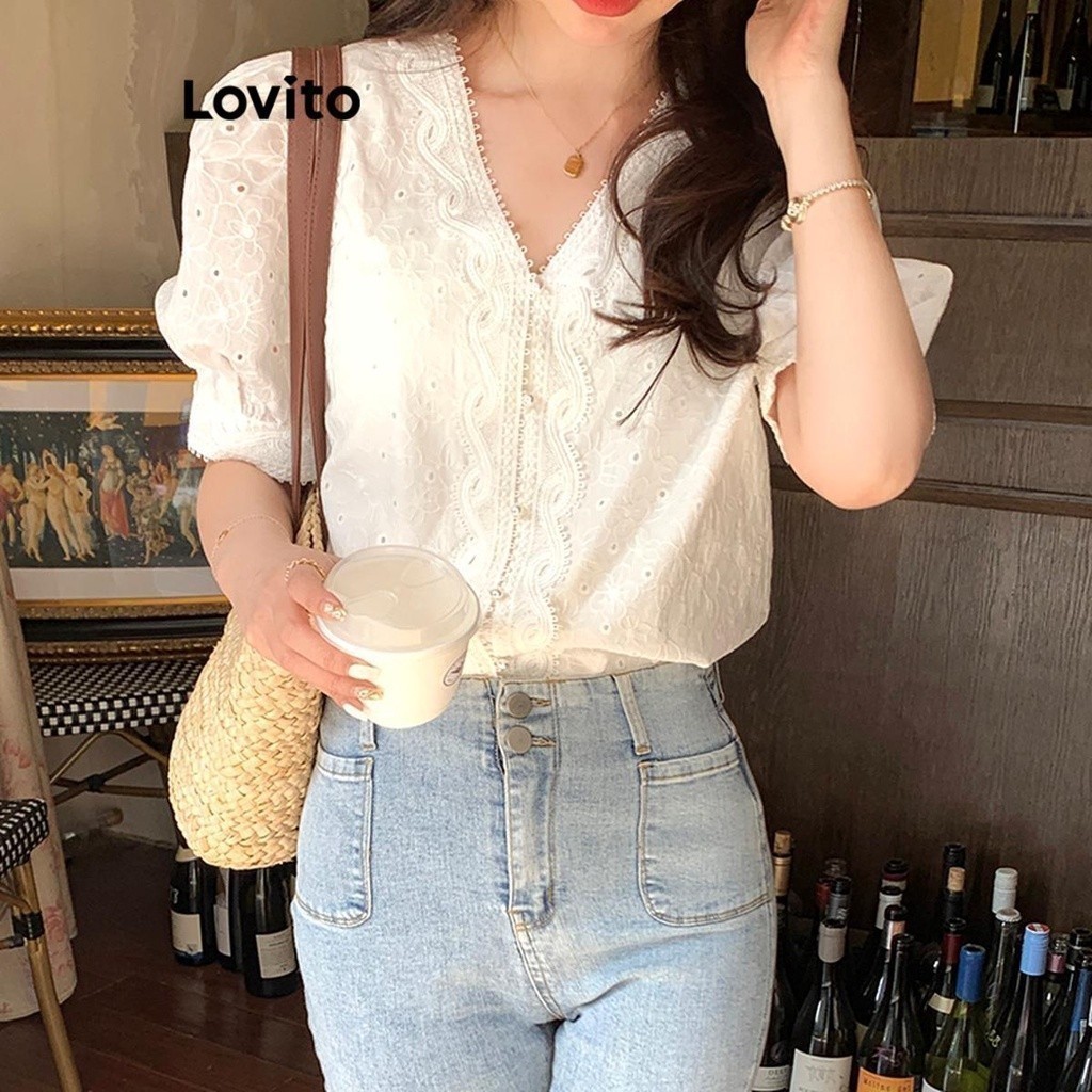 Lovito เสื้อเบลาส์ผู้หญิง ปักลายฉลุตาไก่ กระดุมไข่มุก สีพื้น สไตล์ลำลอง LNE37349 (สีขาว)