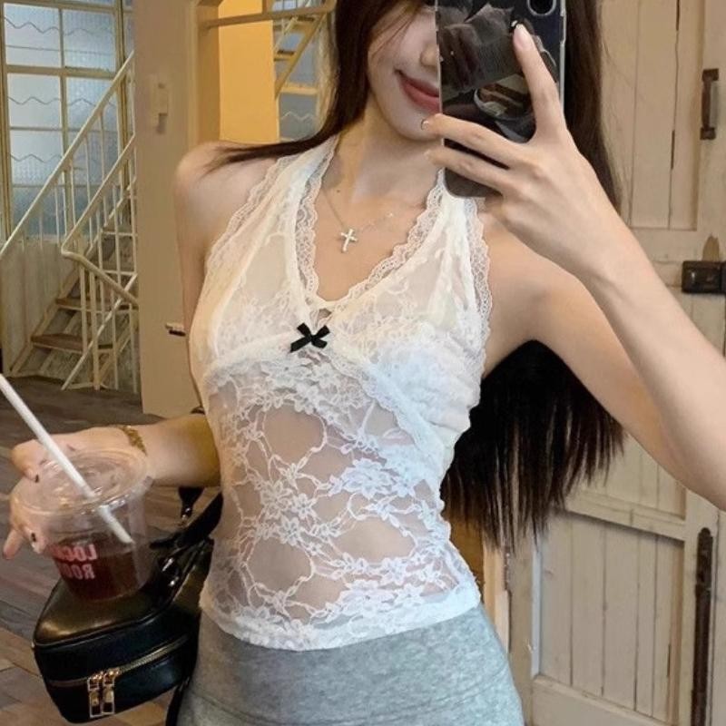 062026 ผู้หญิงสีขาวบริสุทธิ์และมีเสน่ห์สไตล์เซ็กซี่เชือกแขวนคอคอลูกไม้เย็บปะติดปะต่อกันผีเสื้อโบว์แขนกุดยกทรงเหมาะสําหรับการแบ่งชั้นและอเนกประสงค์สําหรับต้นฤดูใบไม้ร่วง