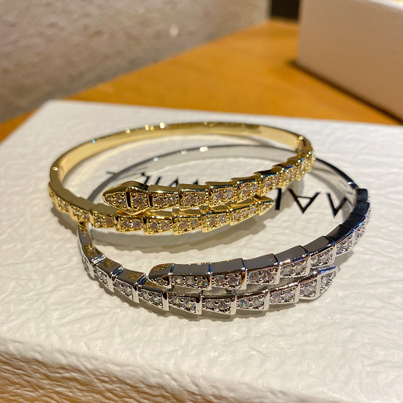 สร้อยข้อมือสุภาพสตรีครึ่งงู ชุบทองจริง พร้อมพลอย T-Cubic Zircon ออกแบบมาให้เหมาะสวมใส่ในโอกาสต่าง ๆ