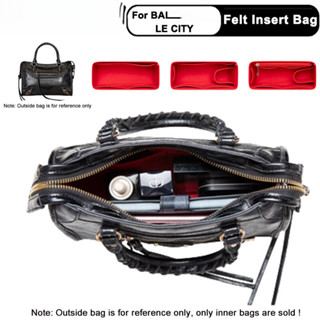 กระเป๋าเก็บของด้านในทำจากผ้าฟลีซ เหมาะสำหรับการจัดระเบียบและ…