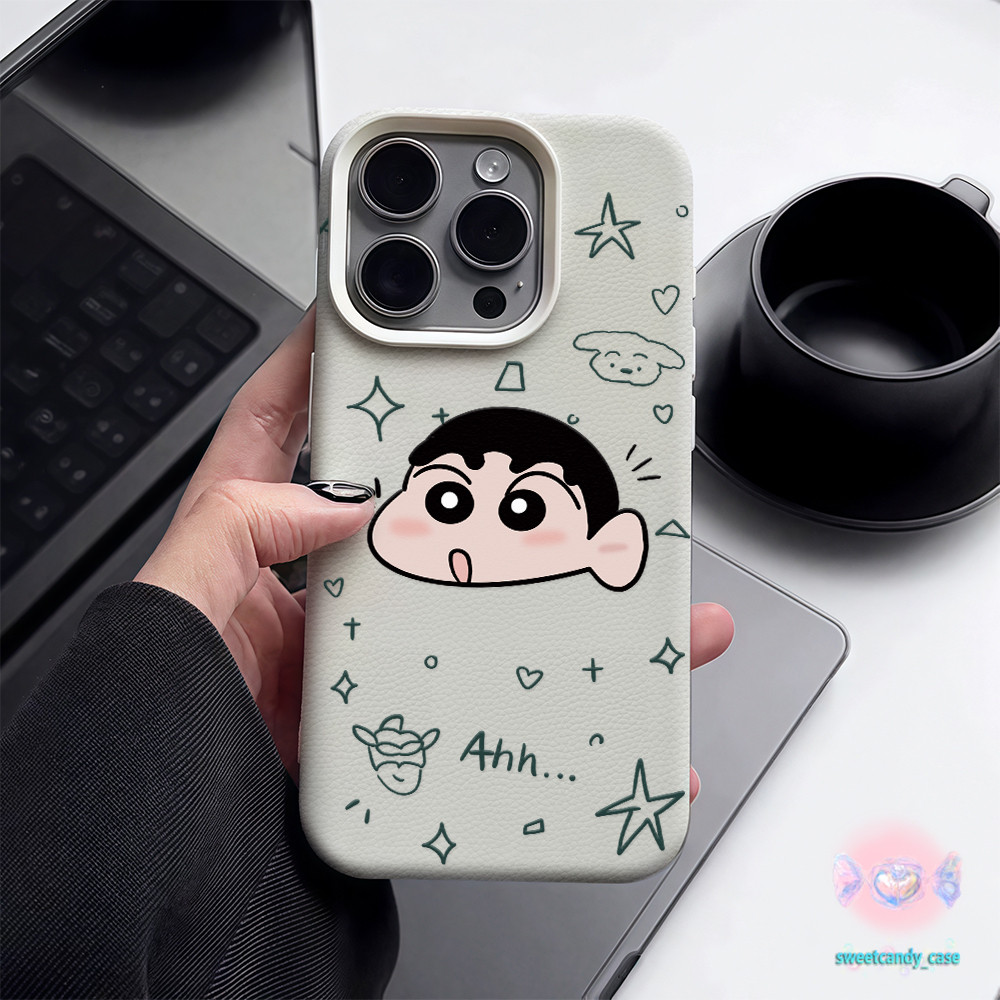 🌹จัดส่งในพื้นที่🌹เคสเหมือนเปลือกลิ้นจี่ ตัวการ์ตูนน่ารัก ชินดินสอสี สําหรับIPhone16 15 14 13 12 7 8plus Pro Promax XR XS