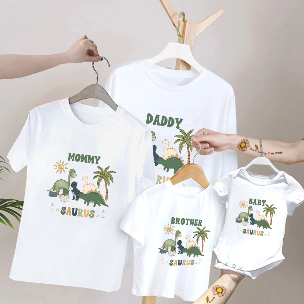 พร้อมส่ง&COD RINA STUDIO เสื้อผ้าพ่อแม่ลูกการ์ตูนไดโนเสาร์พิมพ์ครอบครัวจับคู่ชุดเสื้อเด็กวันเกิดปาร์ตี้ครอบครัวเสื้อยืด