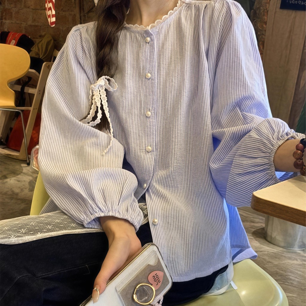 เสื้อแฟชั่นเชิ้ตผู้หญิงเกาหลีสีน้ำเงิน กระดุมมุกคอกลม เสื้อน่ารักๆแขนยาวลายทาง หลวมและบาง สไตล์หวานๆ