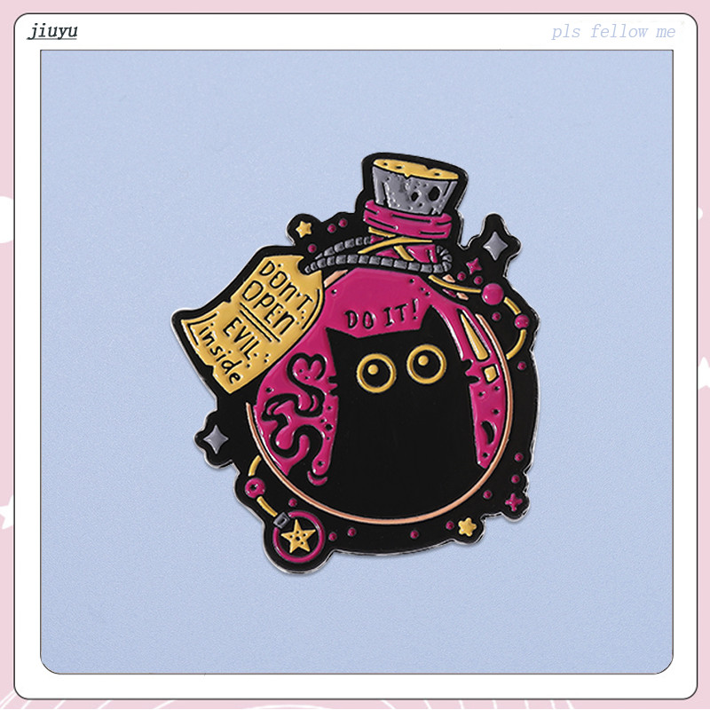 ความชั่วร้ายบรรจุขวดแมวดําเคลือบเข็มหมุดสัตว์ตลกตราเข็มกลัดปกโลหะสําหรับเป้สะพายหลัง