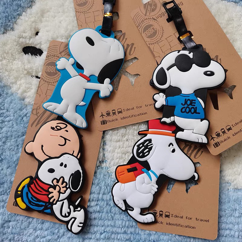 [ใหม่] แท็กกระเป๋าเดินทางสร้างสรรค์ Snoopy Charlie Brown Puppy Travel Consignment แท็กกระเป๋าเดินทาง แท็กกระเป๋าเดินทาง Travel Boarding เครื่องประดับ