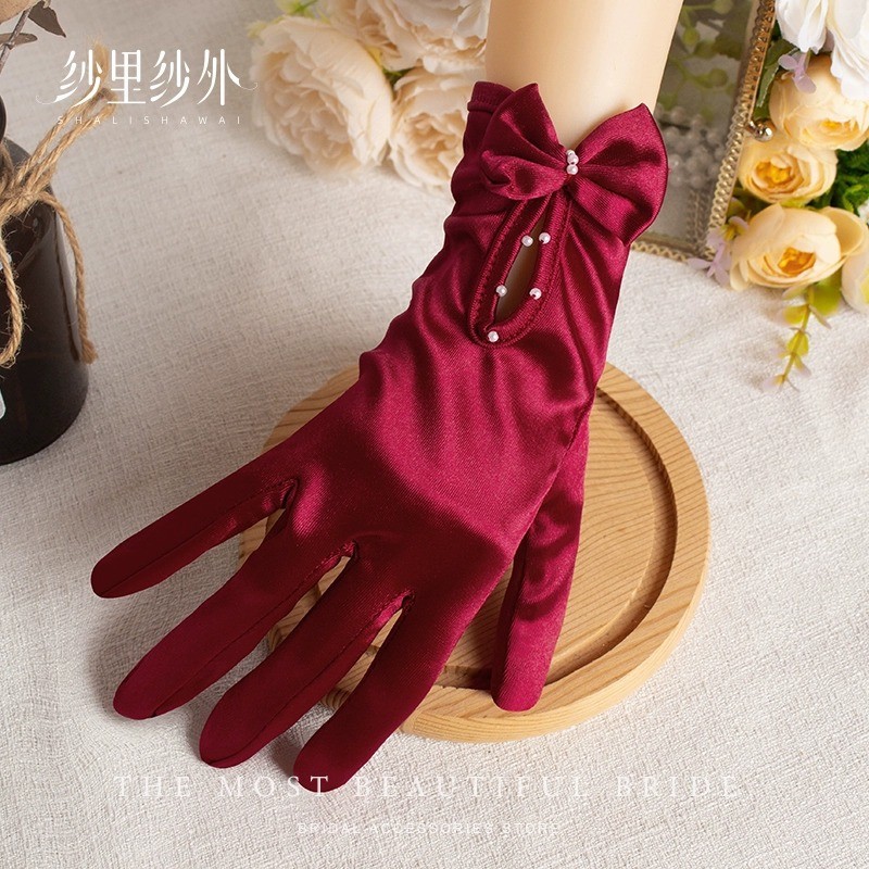 ถุงมือเจ้าสาวแต่งงานซาตินสั้นสง่างามสีดําย้อนยุคสีขาวสีแดงแต่งงานแสดงเขาชุดแต่งงานถุงมือซาติน
