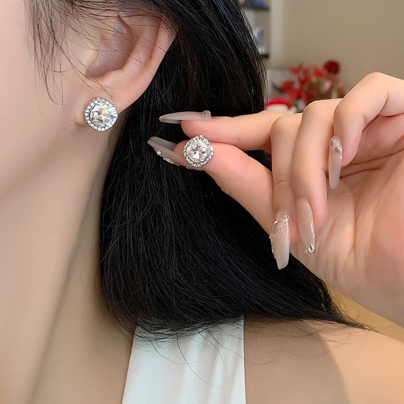 Cubic Zirconia ต่างหูไม่มีรูหูคลิปฝัง Rhinestone คลิปต่างหูโดยไม่ต้องเจาะ Minimalist ต่างหูเครื่องประดับ CEY675 ราคา ถูกที่สุด ดีลบีเคเค