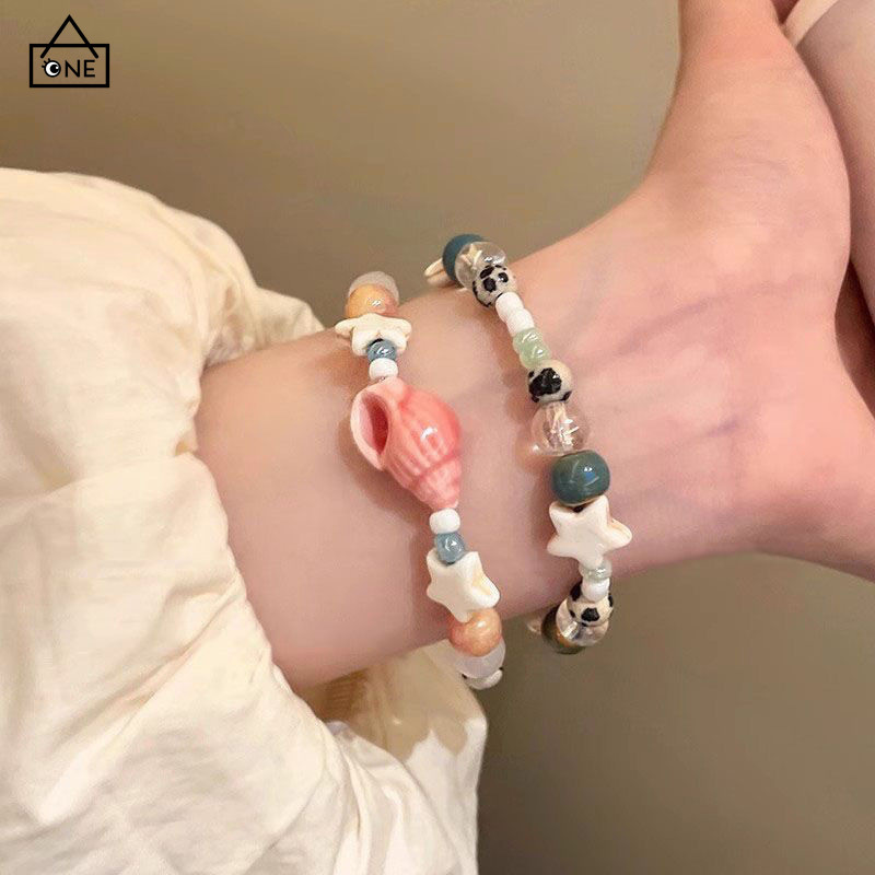 COD❤️สร้อยข้อมือลูกปัดสังข์ทะเลที่มีสีสันสไตล์รีสอร์ทหวานละเอียดอ่อนเครื่องประดับสำหรับผู้หญิง-a.one